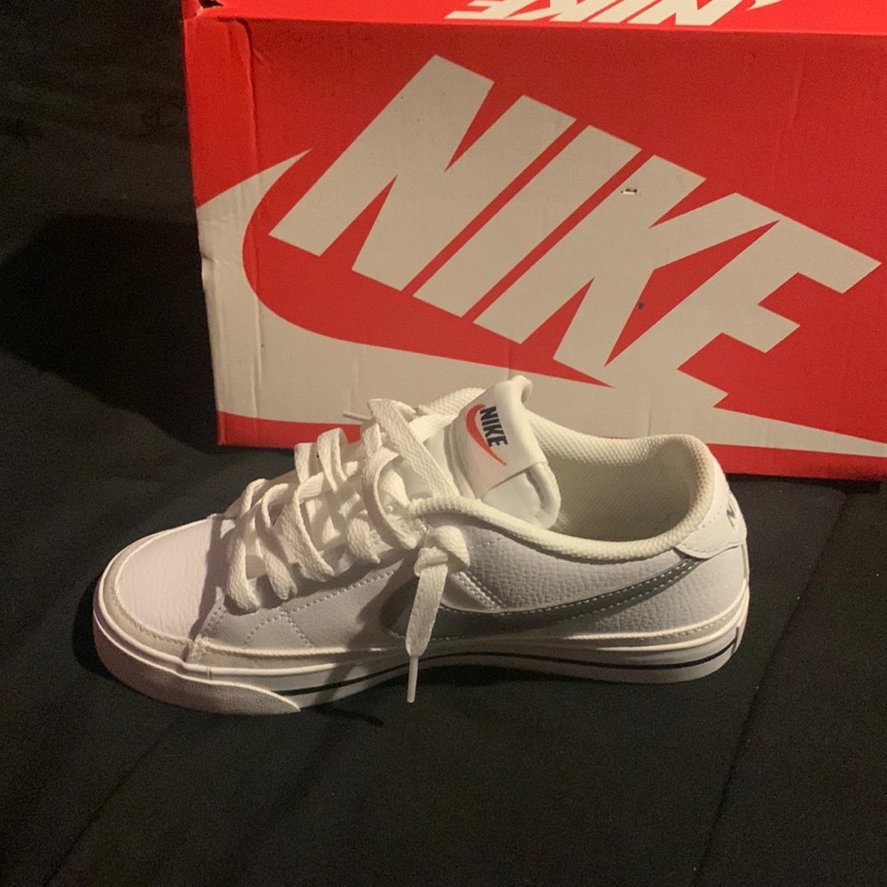 Women Nike “Court Legacy” 6.5